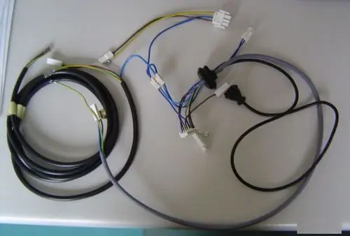 Kabelbaum mit mehreren Leitungen und Steckverbindern, verwendet für elektrische Verbindungen, möglicherweise für Remeha Produkte geeignet.